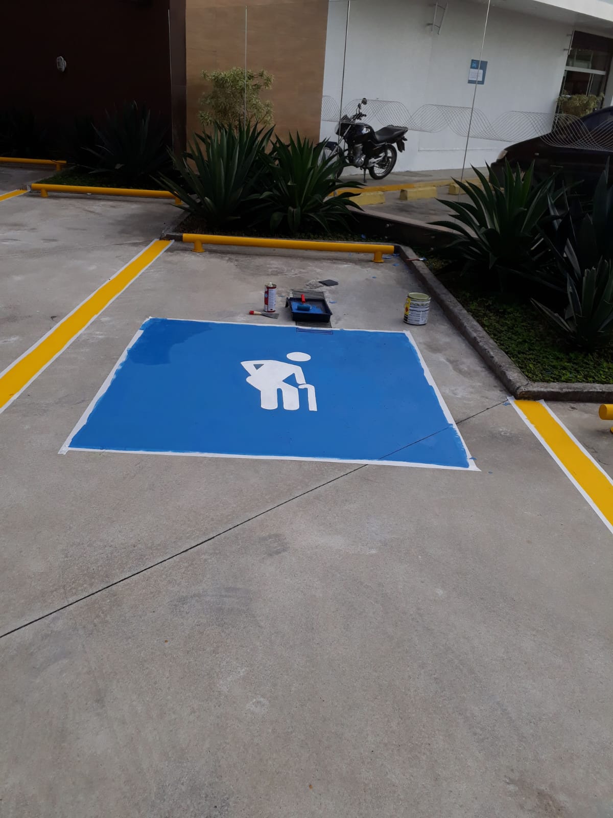 Piso industrial pintado com demarcação técnica